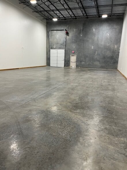 More Photos Of 10903 Shady Trl, Dallas Distribution For Lease