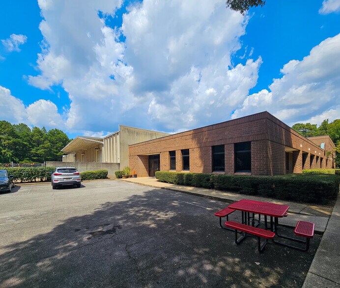 More Photos Of 144 Industrial Dr, Birmingham Flex For Lease