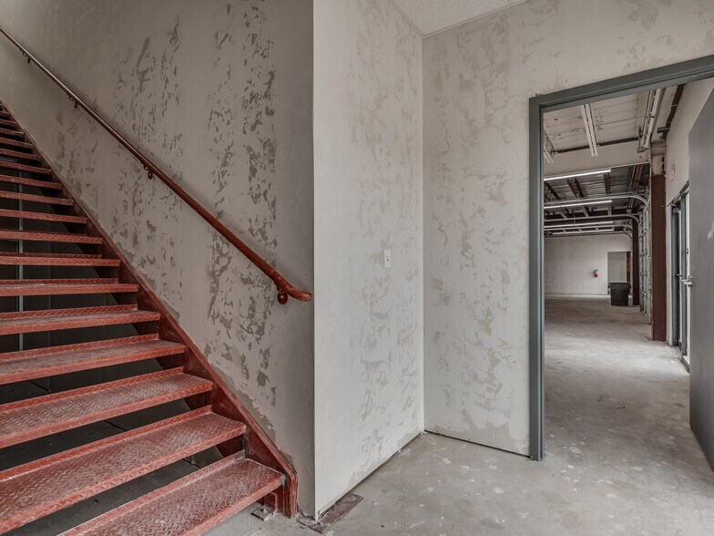 More Photos Of 4403-4411 SW 3rd St, Oklahoma City Showroom For Lease