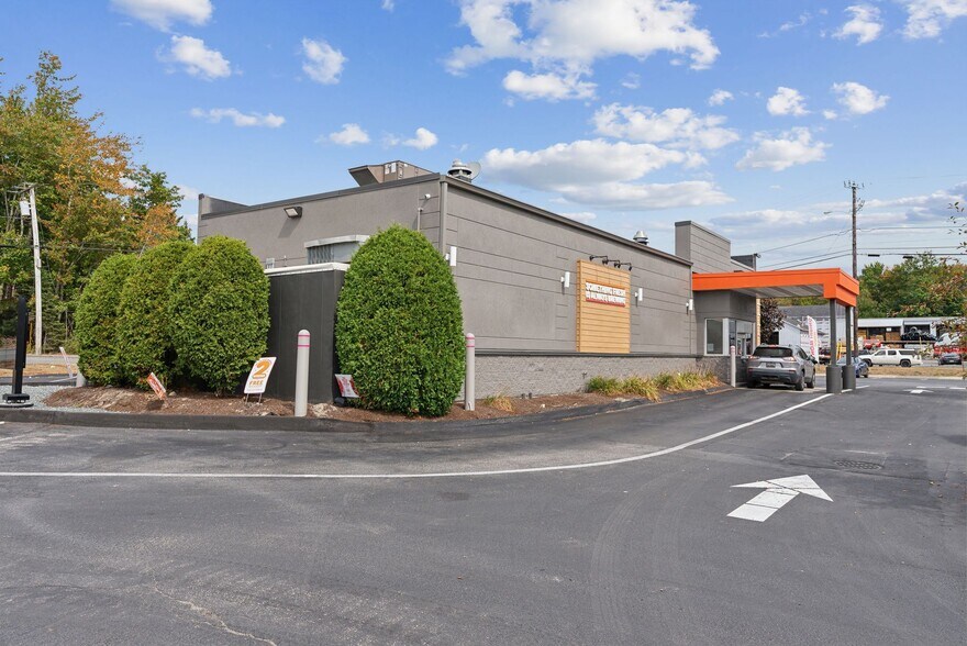 More Photos Of 248 State St, Ellsworth Department Store For Sale