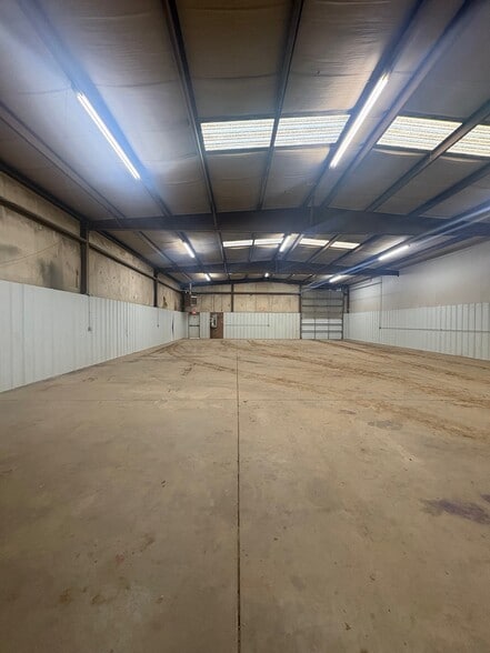 More Photos Of 410 S Eagle Ln, Oklahoma City Manufacturing For Lease