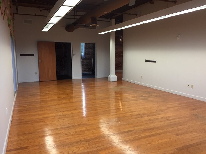 More Photos Of 1553-1557 Madison Ave, Memphis Storefront Retail Office For Sale