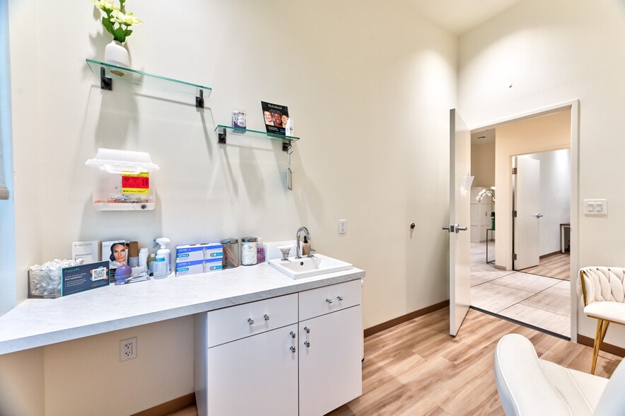 More Photos Of 5770 S Durango Dr, Las Vegas Medical For Sale