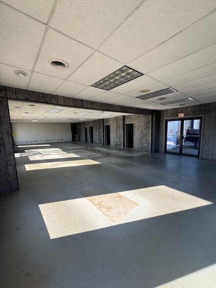 More Photos Of 2533 Russellville Rd, Bowling Green Showroom For Lease