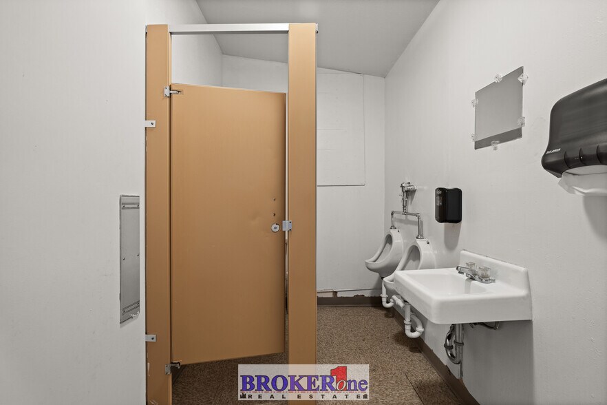 More Photos Of 225 N Wolcott St, Casper Flex For Lease