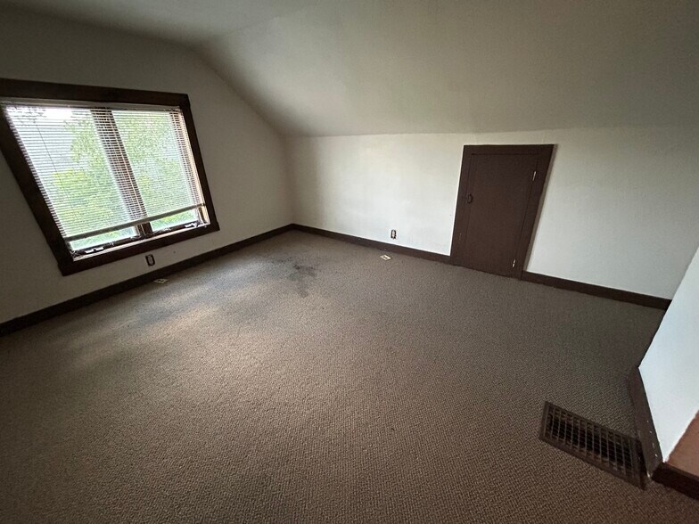 More Photos Of 802 S Military Ave, Green Bay Freestanding For Sale