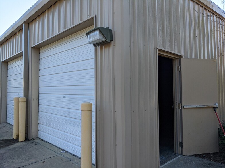 More Photos Of 359 Enterprise Dr, Valdosta Light Distribution For Lease