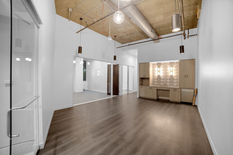 More Photos Of 105 Decker Ct, Irving Office For Lease