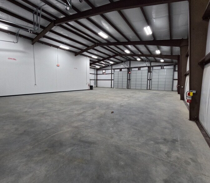 More Photos Of 8245 Gullatt Rd, Palmetto Warehouse For Lease