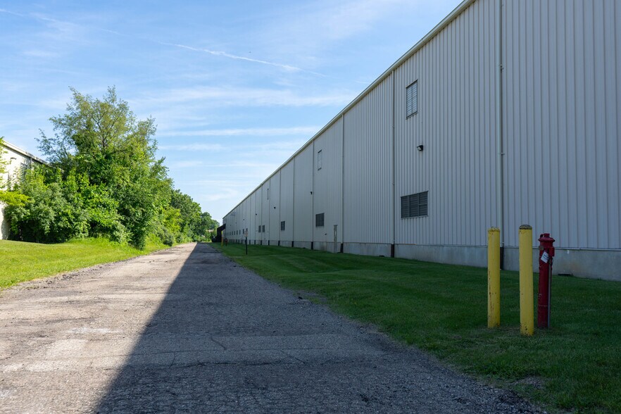 More Photos Of 5400 Perry Dr, Waterford Distribution For Lease