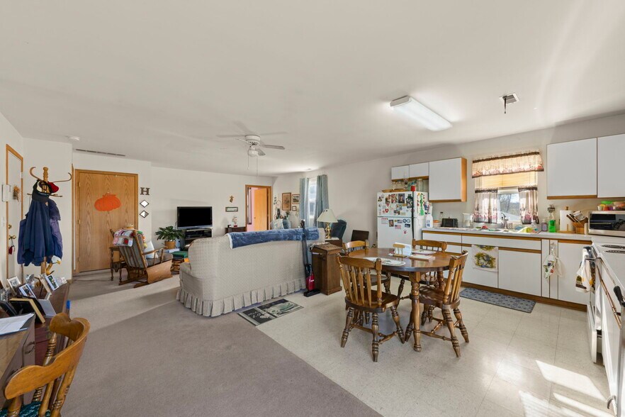 More Photos Of 645 E Lasalle St, Somonauk Showroom For Lease