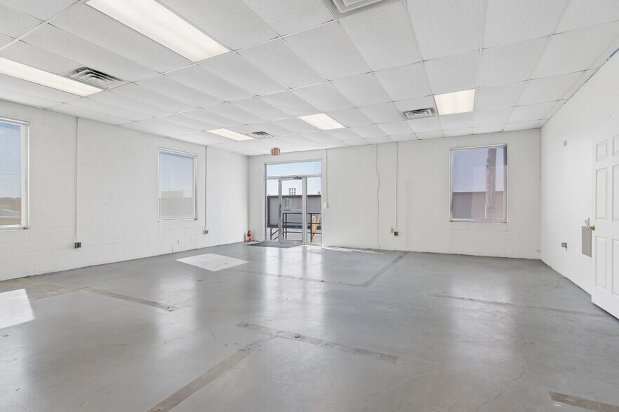 More Photos Of 216 Hartmann Dr, Lebanon Distribution For Lease