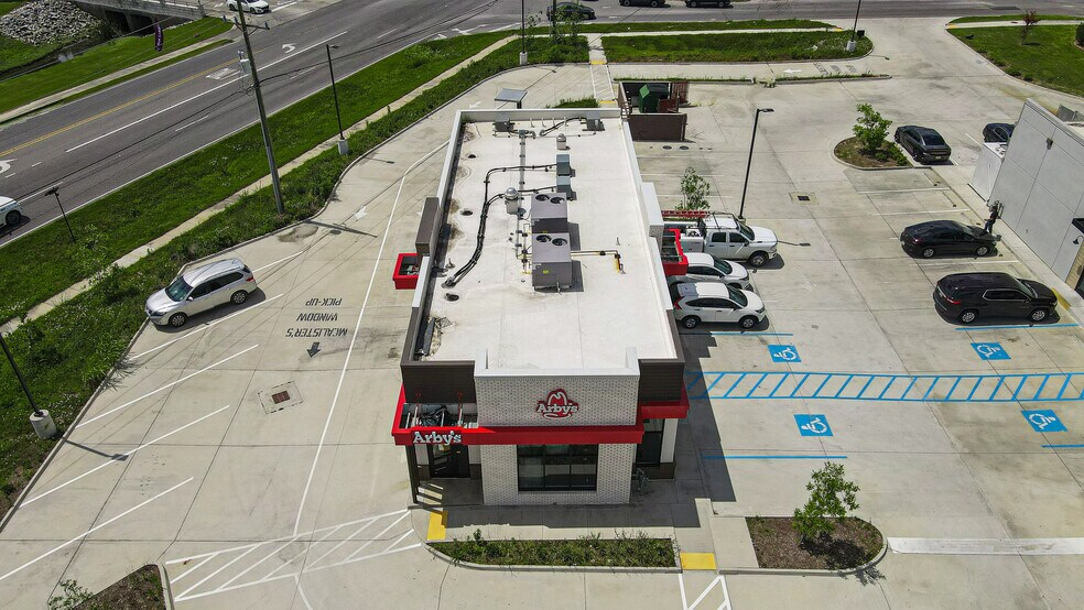 More Photos Of 5947 Creek Centre Dr, Baton Rouge General Retail For Lease