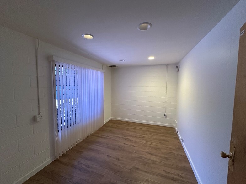 More Photos Of 11435 Chandler Blvd, North Hollywood Research And Development For Sale