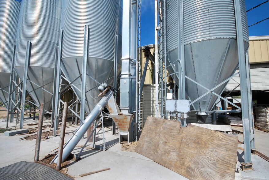 More Photos Of 5040 FM 1295, Moulton Specialty For Sale