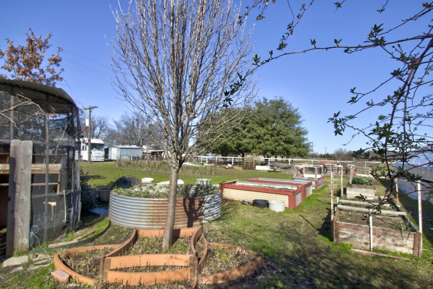 More Photos Of 617 W Main St, Whitesboro Garden Center For Sale