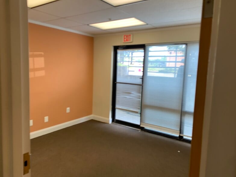 More Photos Of 602 S King St, Leesburg Office For Lease