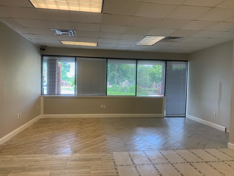 More Photos Of 48 King St, Roswell Freestanding For Lease