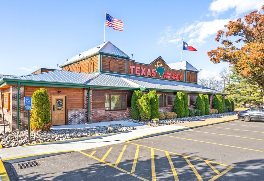 More Photos Of 380 Cooley St, Springfield Unknown For Lease