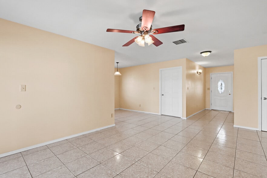 More Photos Of 5200 Doniphan Dr, El Paso Bar For Sale