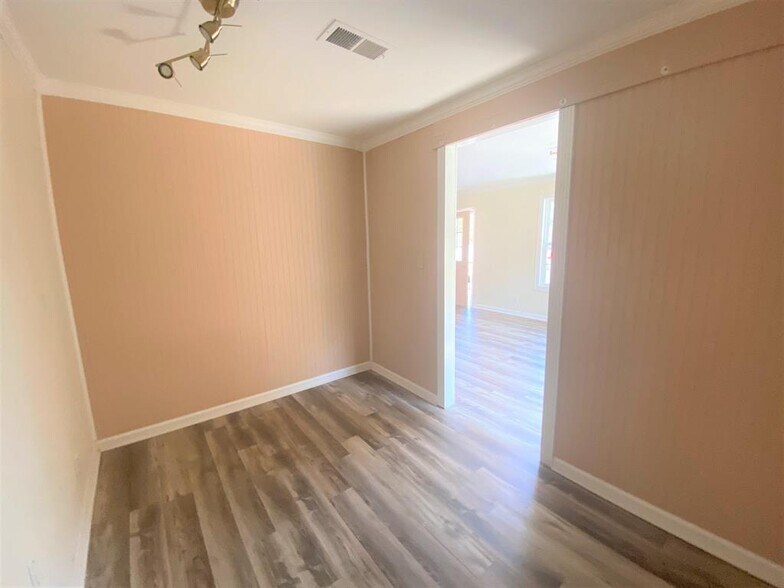 More Photos Of 131 Lakeview Church Rd, Cochran Freestanding For Lease