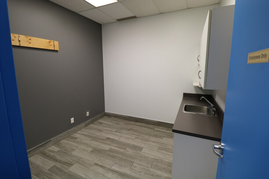 More Photos Of 10008-10022 167 St NW, Edmonton Showroom For Sale