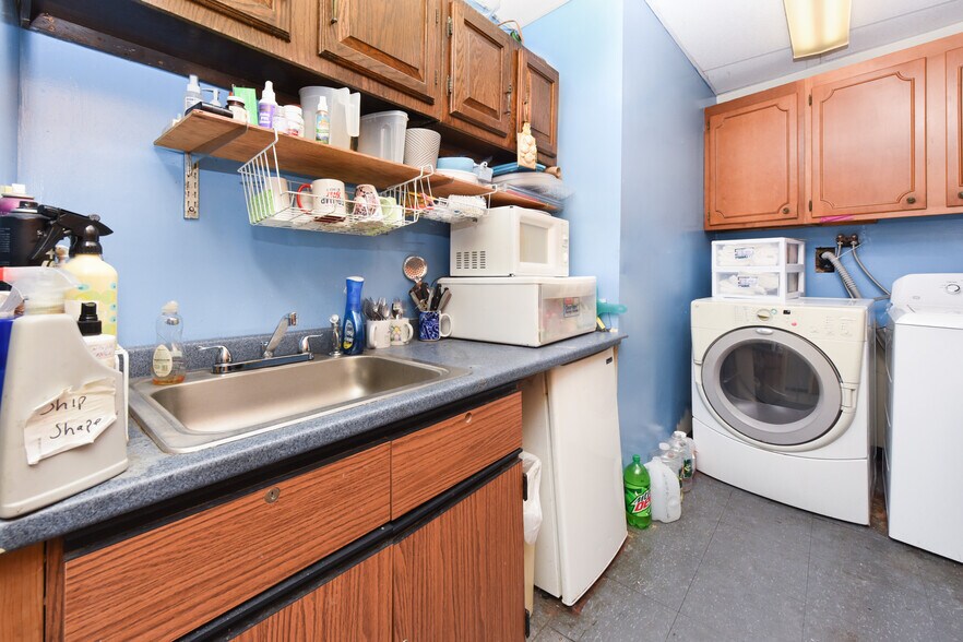 More Photos Of 4143 Main St, Bridgeport Storefront For Sale