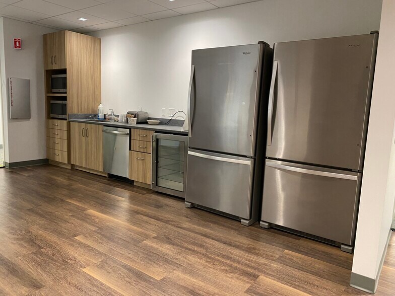 More Photos Of 1 Northeastern Blvd, Salem Office For Lease