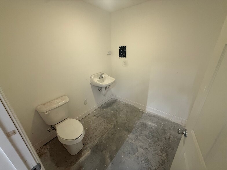 More Photos Of Unit 8, Little River Flex For Lease