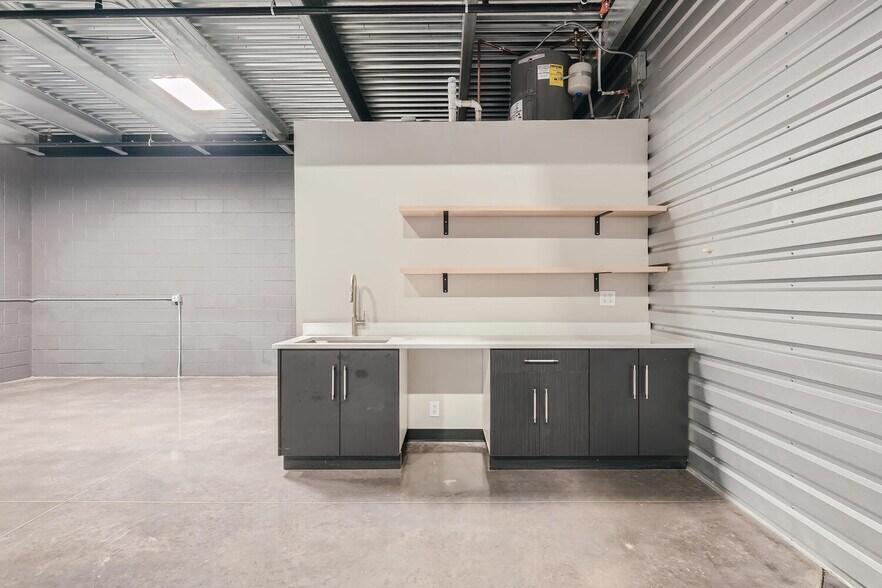 More Photos Of 11 NW Frontage Rd, Fort Collins Showroom For Lease