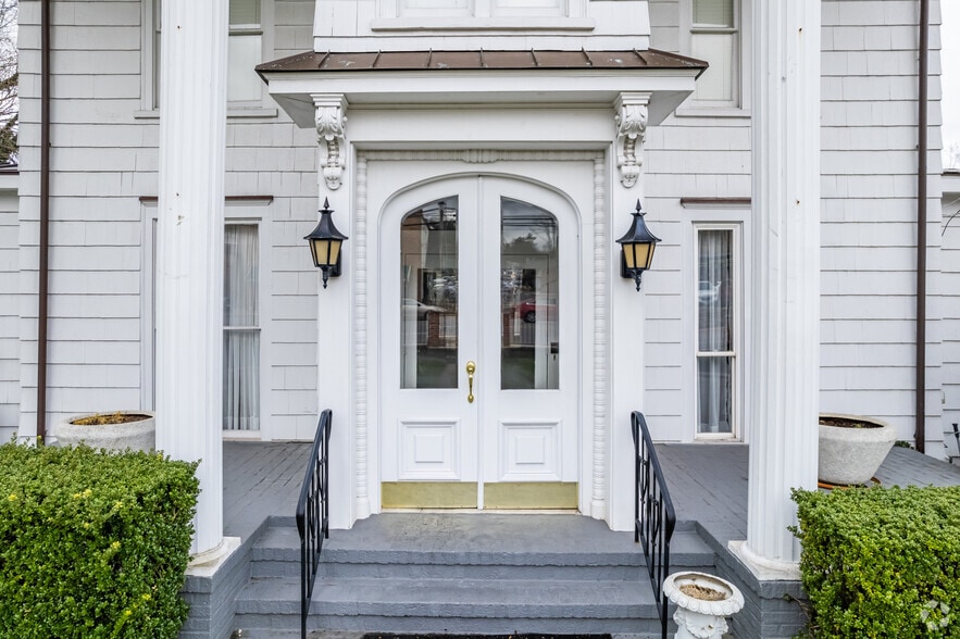 More Photos Of 220 Glen St, Glen Cove Funeral Home For Sale