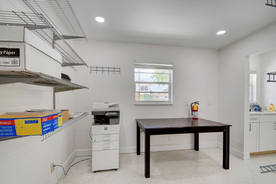 More Photos Of 830 N Federal Hwy, Lake Worth Office For Lease