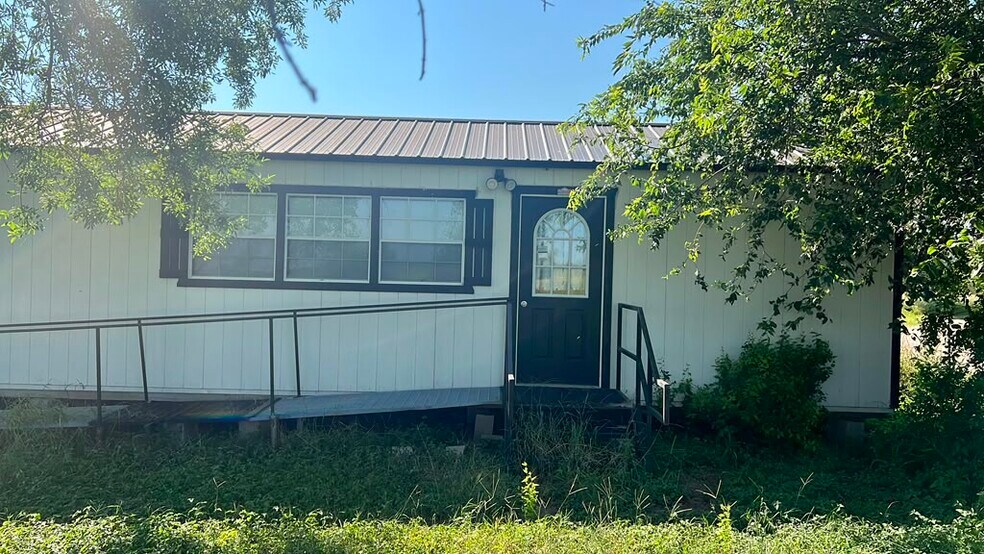 More Photos Of 16170 Somerset Rd, Von Ormy Flex For Sale