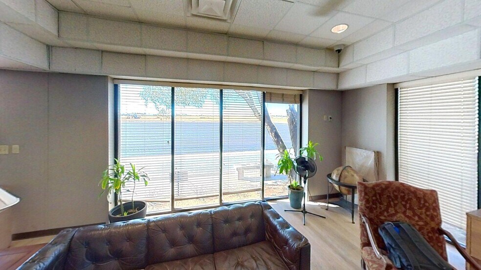 More Photos Of 901 Veterans Airpark Ln, Midland Office For Lease