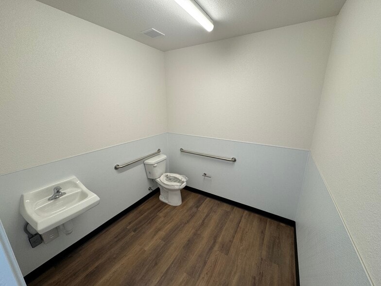 More Photos Of 1015 Premier Dr, Ceres Warehouse For Lease
