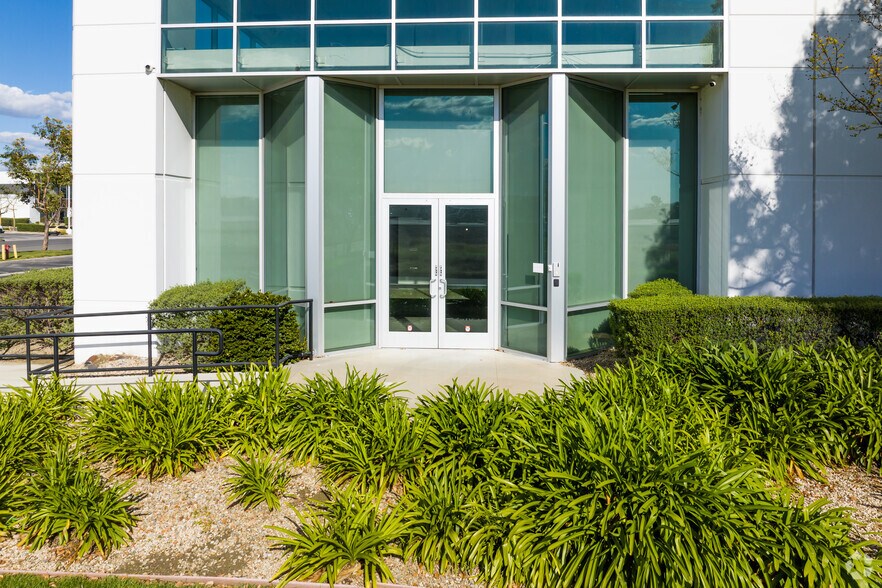 More Photos Of 1945 Burgundy Pl, Ontario Warehouse For Lease