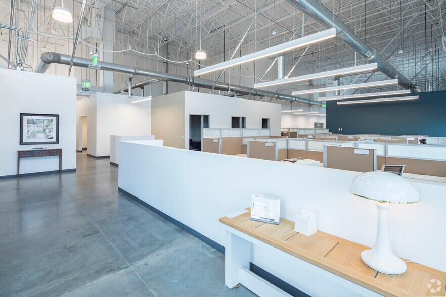 More Photos Of 14820 Compark Blvd, Parker Industrial For Sale