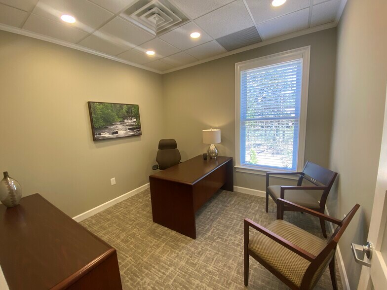 More Photos Of 590 W Crossville Rd, Roswell Coworking Space