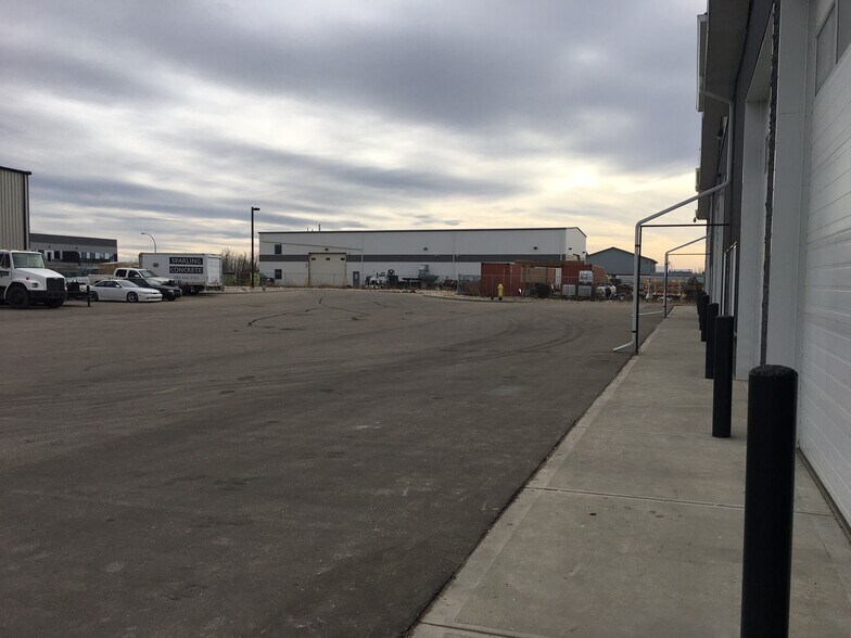 More Photos Of 974 Boulder Blvd, Stony Plain Warehouse For Lease