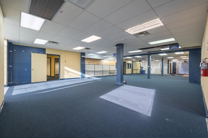 More Photos Of 2546-2578 Fowler St, Fort Myers Warehouse For Lease