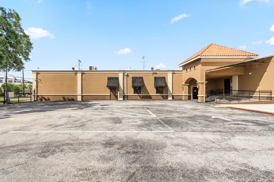 More Photos Of 3219 Harrisburg Blvd, Houston Medical For Lease