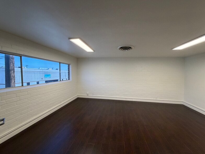 More Photos Of 2521 Ontario St, Burbank Warehouse For Lease