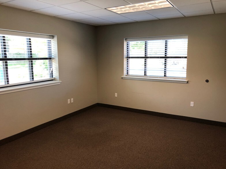 More Photos Of 2505 Miller Ln, Pantego Office For Lease