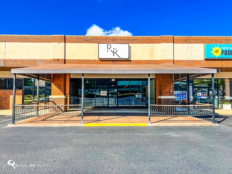 More Photos Of 923-995 Maple St, Carrollton General Retail For Lease