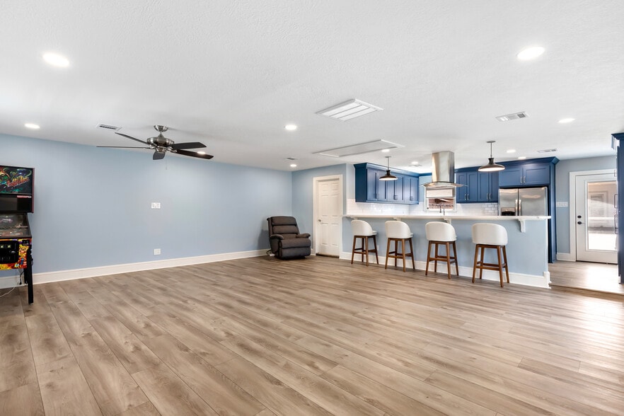 More Photos Of 203 Isaacks Rd, Humble Office For Lease