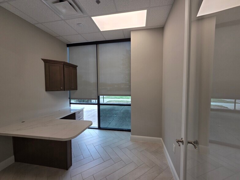 More Photos Of 1925 Pearland Pky, Pearland Storefront For Lease