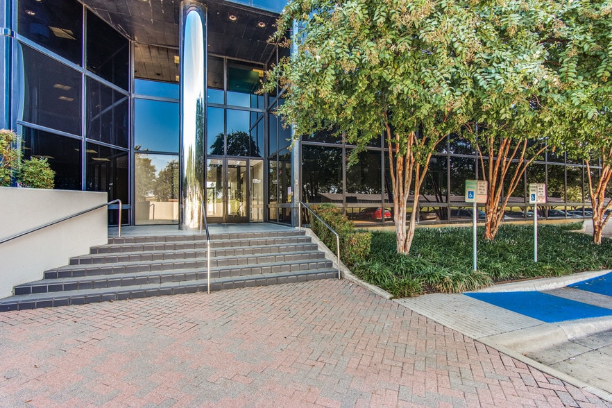 More Photos Of 1425 Greenway Dr, Irving Office For Lease