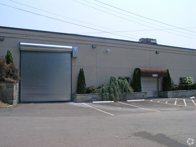 More Photos Of 3960-3966 Merritt Ave, Bronx Warehouse For Lease