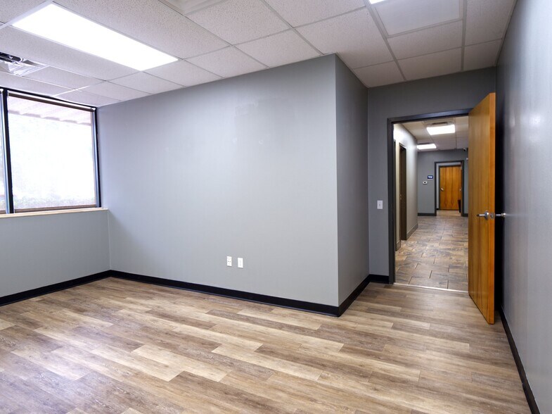 More Photos Of 402 Chairman Ct, DeBary Warehouse For Lease