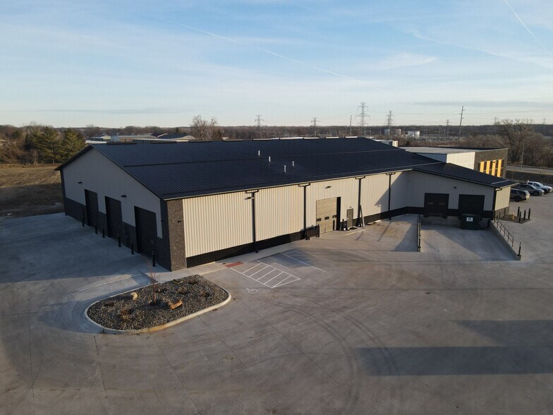 More Photos Of 5930 NW Beaver Dr, Johnston Showroom For Lease